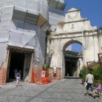 Gerace_La Cattedrale in restauro e Porta Vescovi