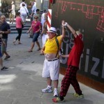 Firenze-Uffizi-mimo intrattiene turista-giugno 201