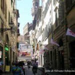 Firenze-corteo storico-via Dei Neri-bandiere sulle