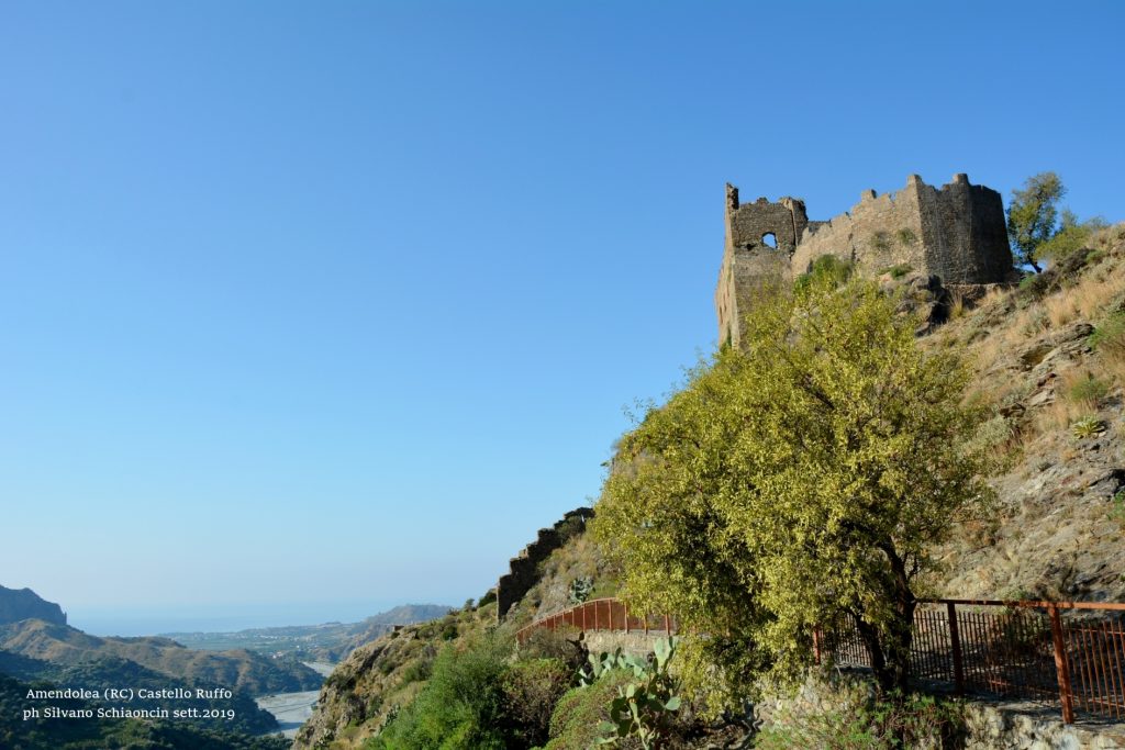 Amendolea_(RC)_Il Castello dei Ruffo di Calabria (XII sec.) (ruderi).