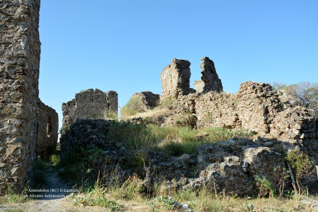 Amendolea_(RC)_Il Castello dei Ruffo di Calabria  (XII sec.)(ruderi).