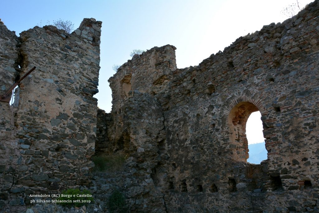 Amendolea_(RC)_Il Castello dei Ruffo di Calabria (XII sec.)(ruderi).