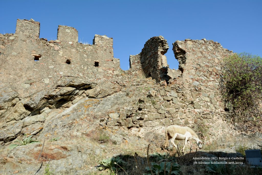 Amendolea_(RC)_Il Castello dei Ruffo di Calabria (XII sec.) (ruderi).