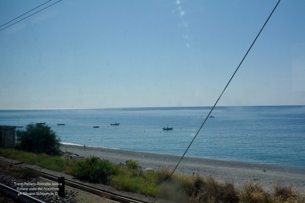 Da Pellaro (RC) a Roccella Jonica (RC): il mare visto dal finestrino del treno.