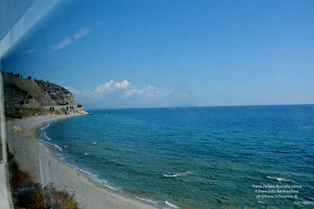 Da Pellaro (RC) a Roccella Jonica (RC): il mare visto dal finestrino del treno.