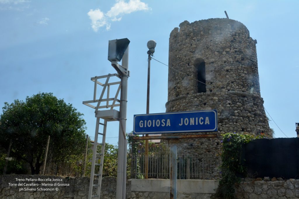 Da Pellaro (RC) a Roccella Jonica (RC): il mare visto dal finestrino del treno. La Torre del Cavallaro di Marina di Gioiosa Jonica (RC).