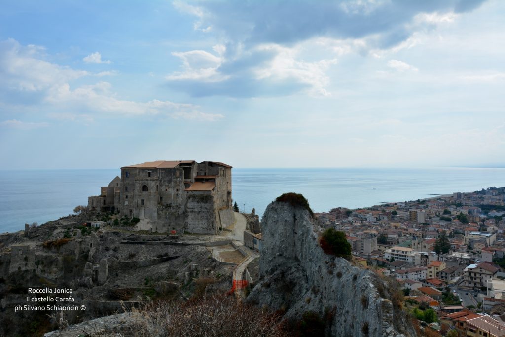 Da Pellaro (RC) a Roccella Jonica (RC): il mare visto dal finestrino del treno. Il castello Carafa di Roccella Jonica.