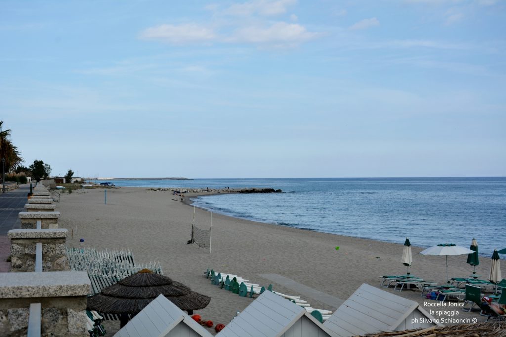 Da Pellaro (RC) a Roccella Jonica (RC): il mare visto dal finestrino del treno. La spiaggia di Roccella Jonica.